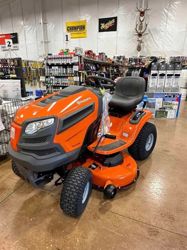 Husqvarna YTH22V46 riding lawn mower. — photo 1
